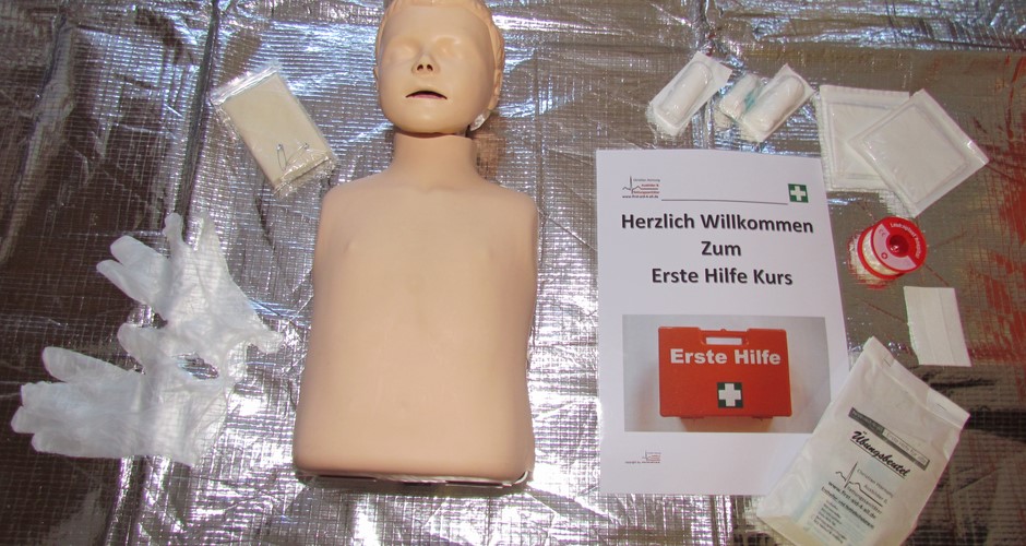 Junior-Dummy mit Verbandmaterial